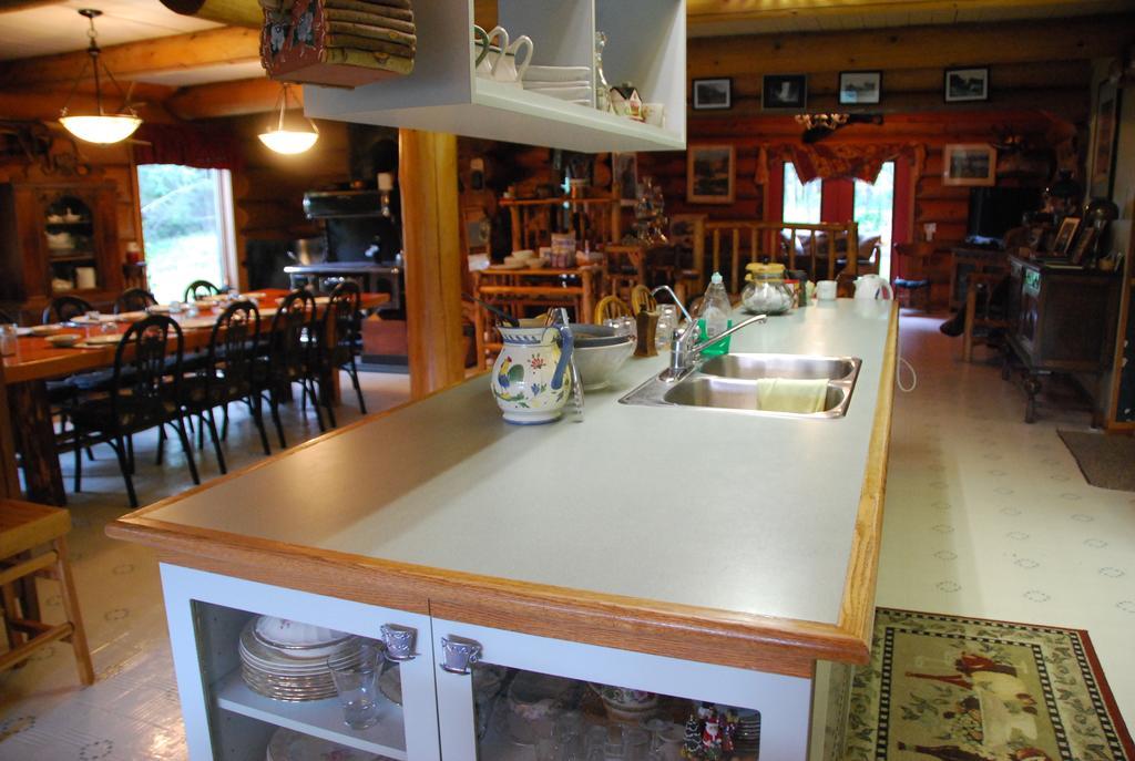 Kicking Horse Canyon Guest House Golden Exterior photo