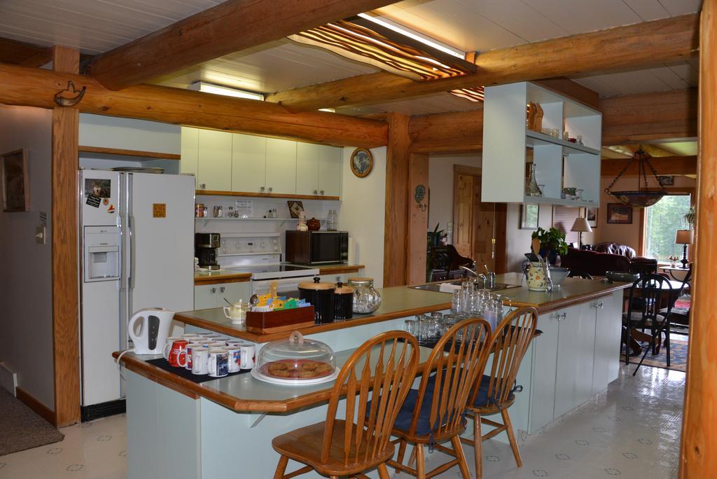 Kicking Horse Canyon Guest House Golden Exterior photo