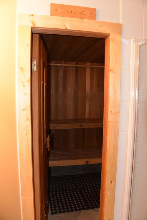 Kicking Horse Canyon Guest House Golden Room photo