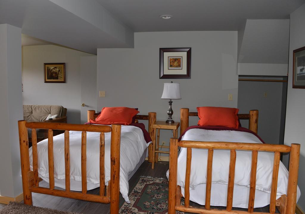 Kicking Horse Canyon Guest House Golden Room photo