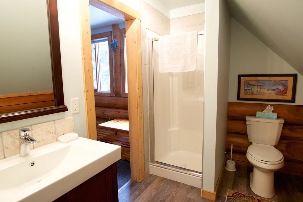 Kicking Horse Canyon Guest House Golden Exterior photo